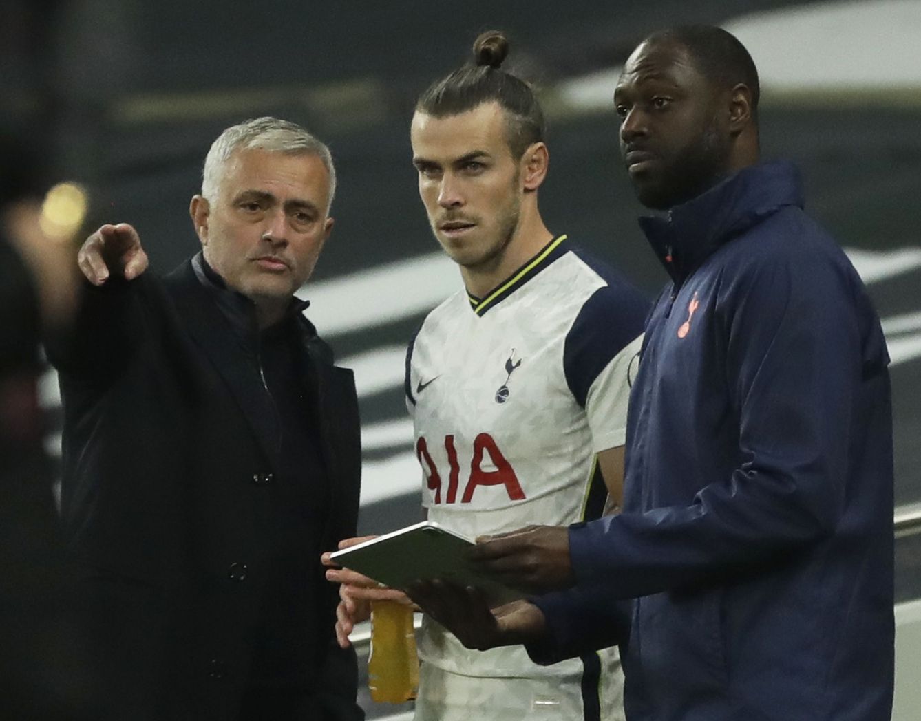 Mourinho da instrucciones a Bale antes de salir al campo. (Reuters)