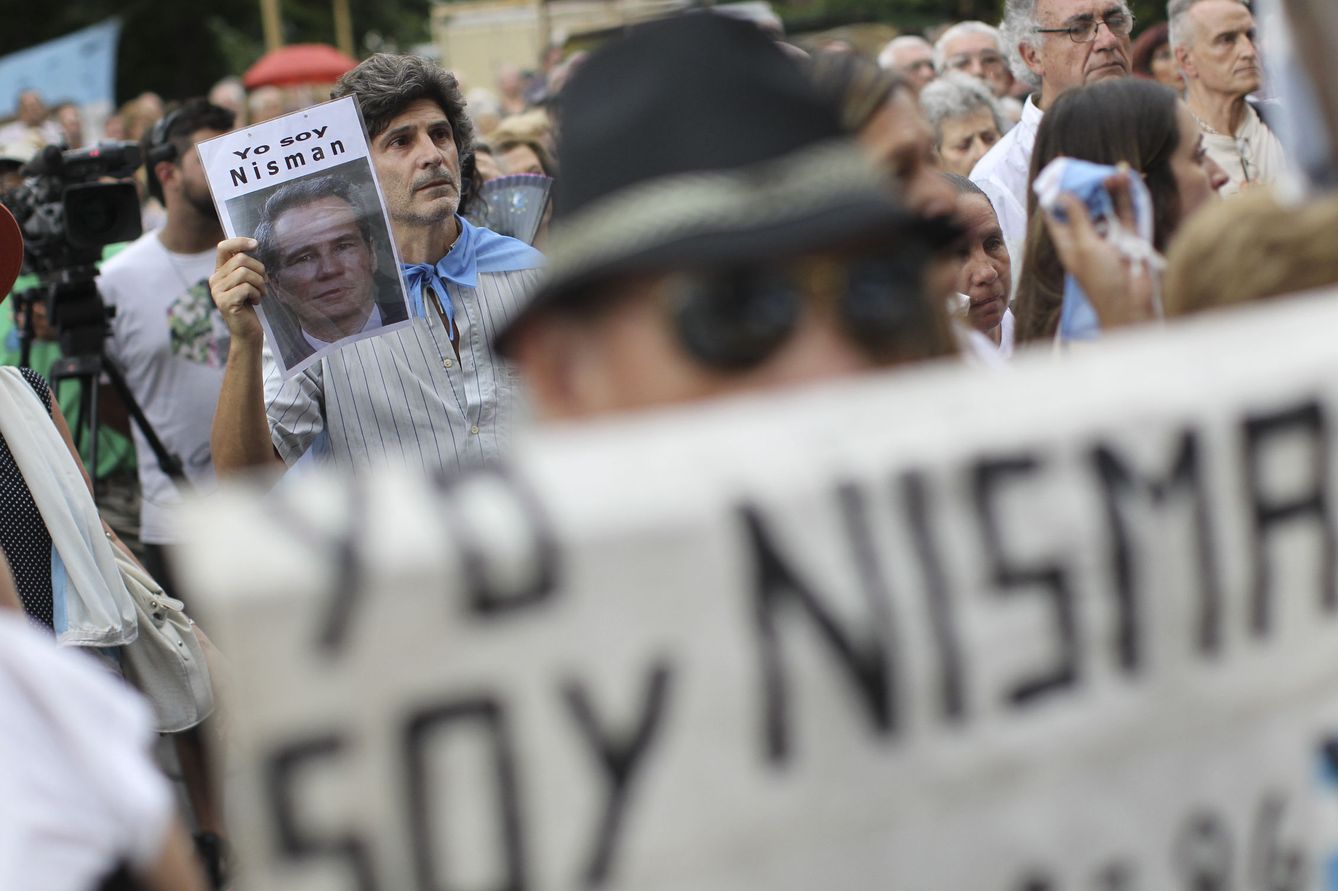 Manifestanes exigen justicia por la muerte de Nisman en Buenos Aires, en febrero de 2016 (EFE)