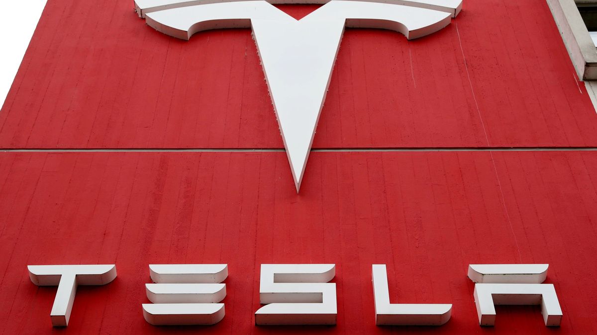 Tesla supera los 909 dólares por acción y alcanza un nuevo máximo histórico
