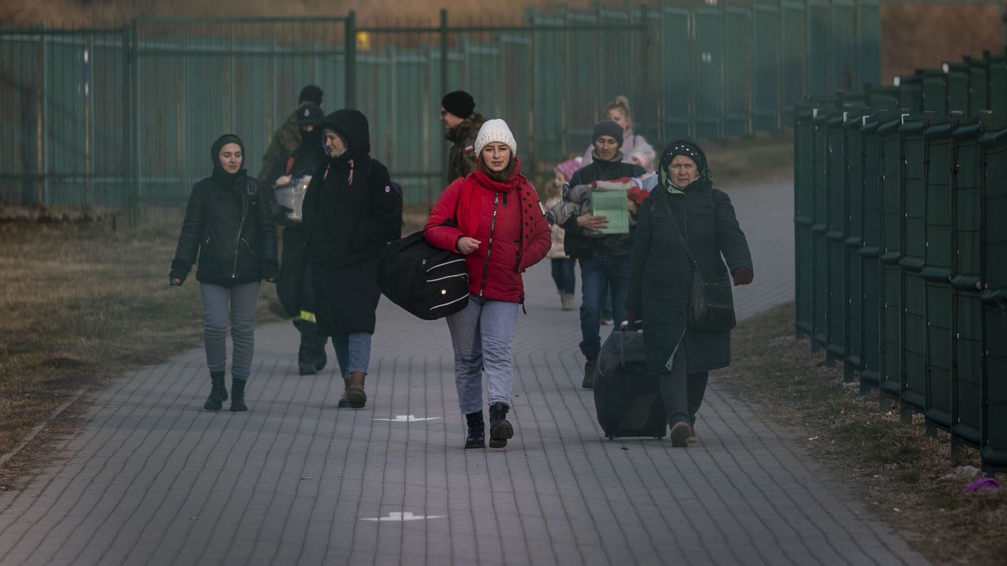 Refugiados en la frontera con Polonia. (EFE)