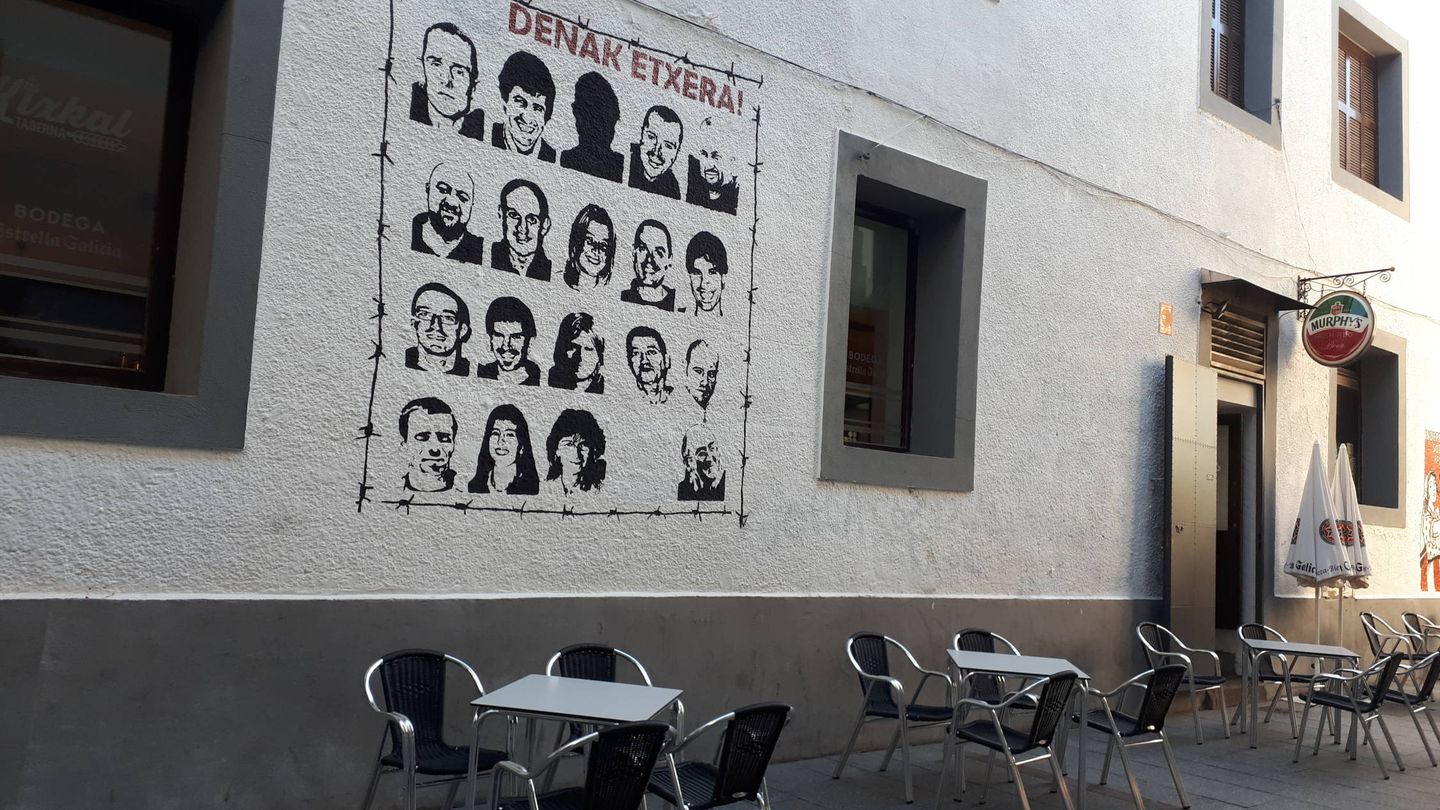 Mural dedicado en Hernani a los 'héroes locales', con imágenes de los presos del municipio. (EC)