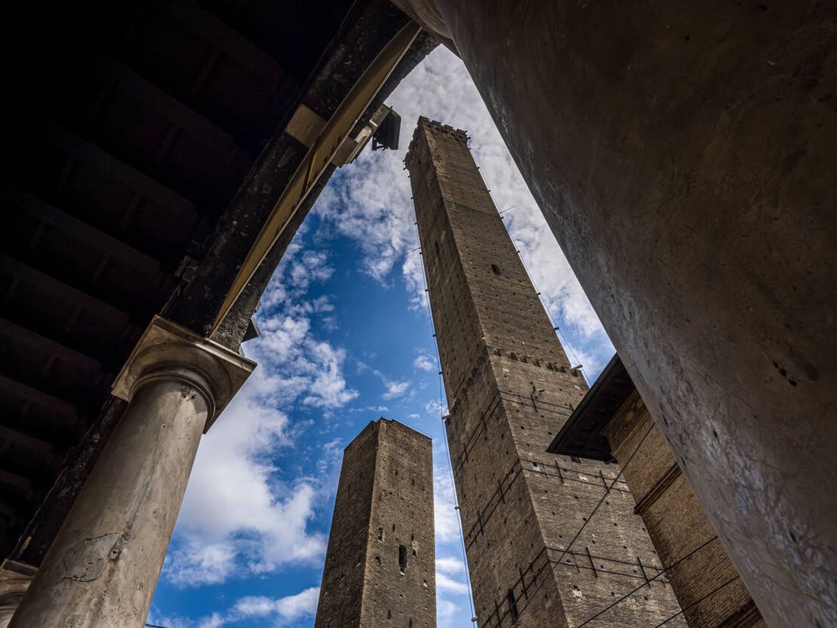 Foto: Las torres Asinelli y Garisenda en Bolonia (iStock)