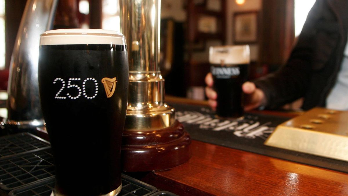 La pinta de cerveza británica, en peligro: SOS de los pubs al triplicarse la factura de la luz