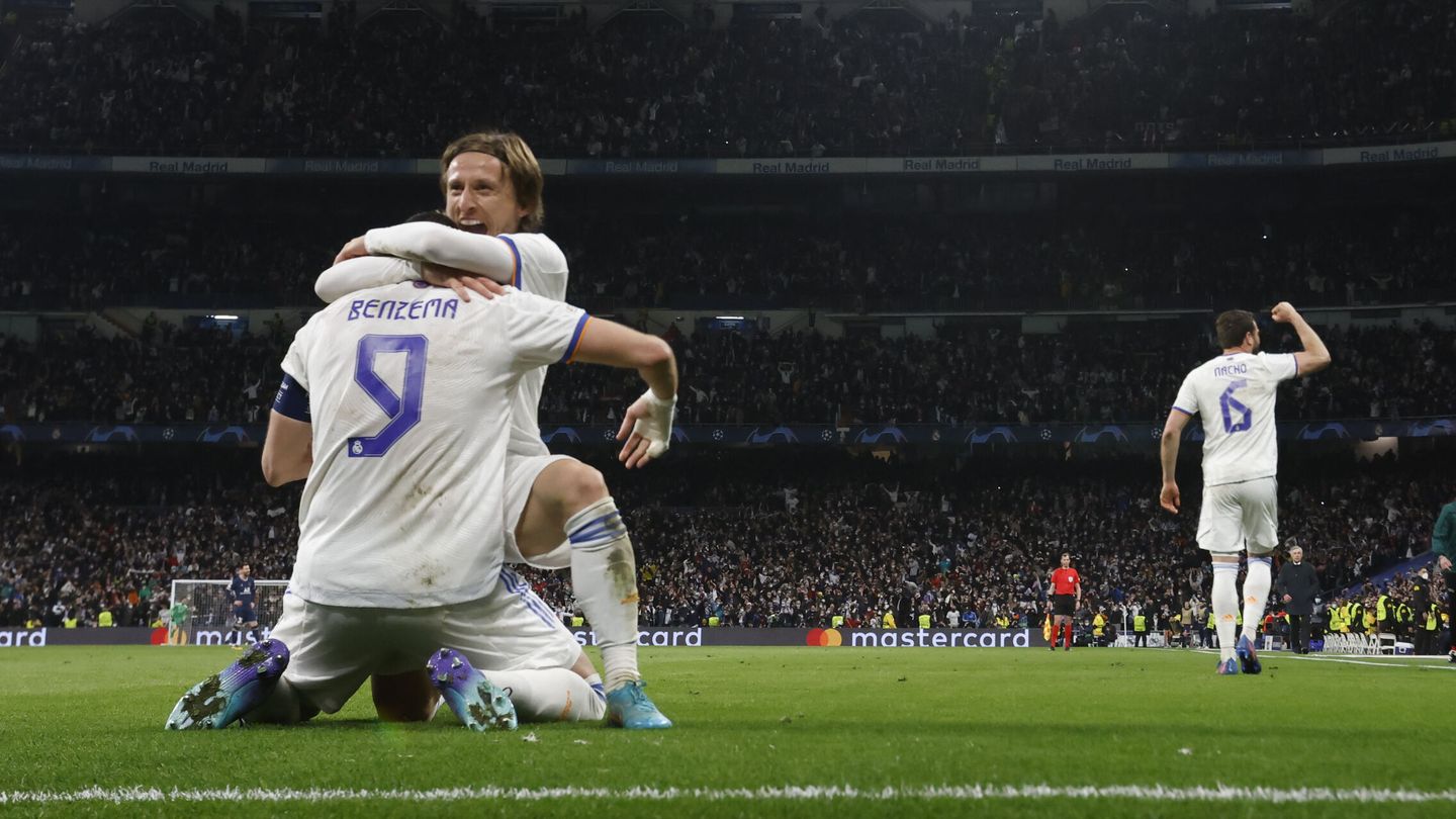 Modric y Benzema se abrazan tras la remontada ante el PSG. (EFE/Rodrigo Jiménez)