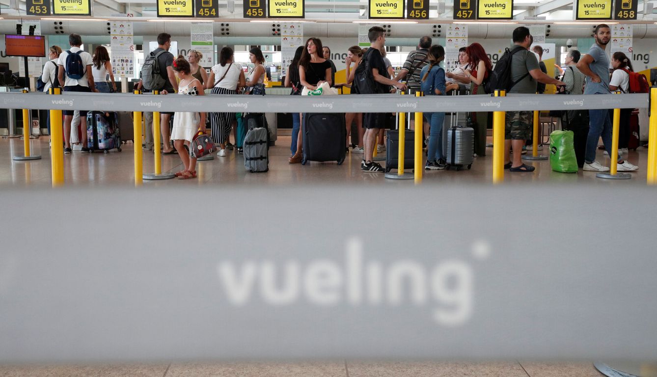 Imagen de pasajeros esperando frente a los mostradores de Vueling. (Reuters)