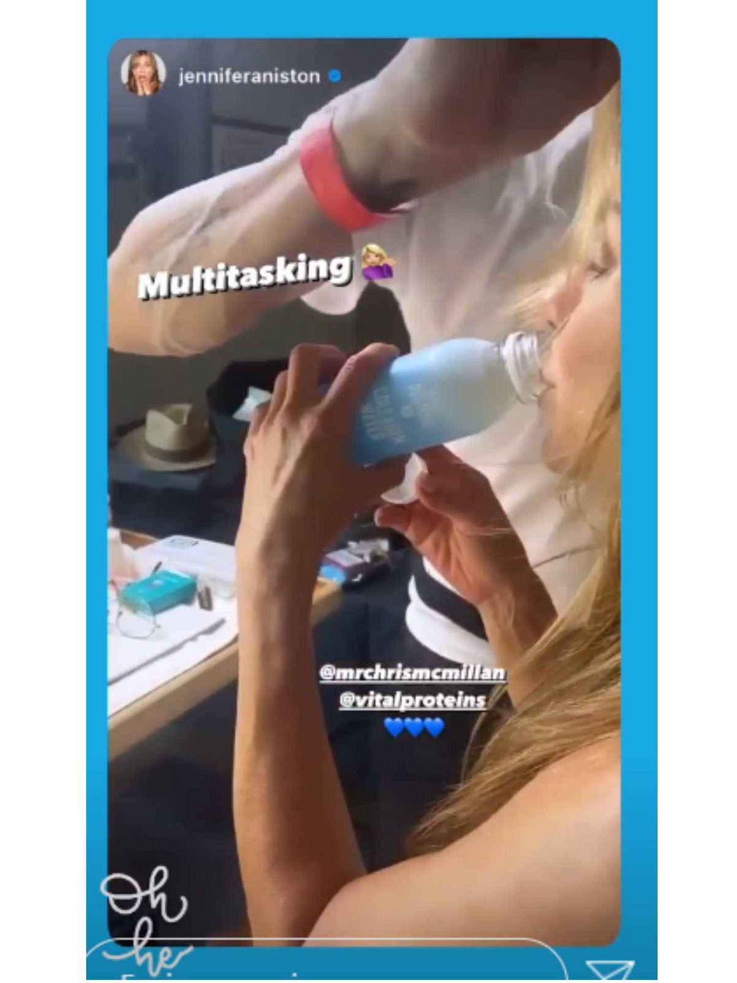 Jennifer Aniston, bebiendo su complemento alimenticio mientras Chris McMillan la peina. (Instagram @jenniferaniston)