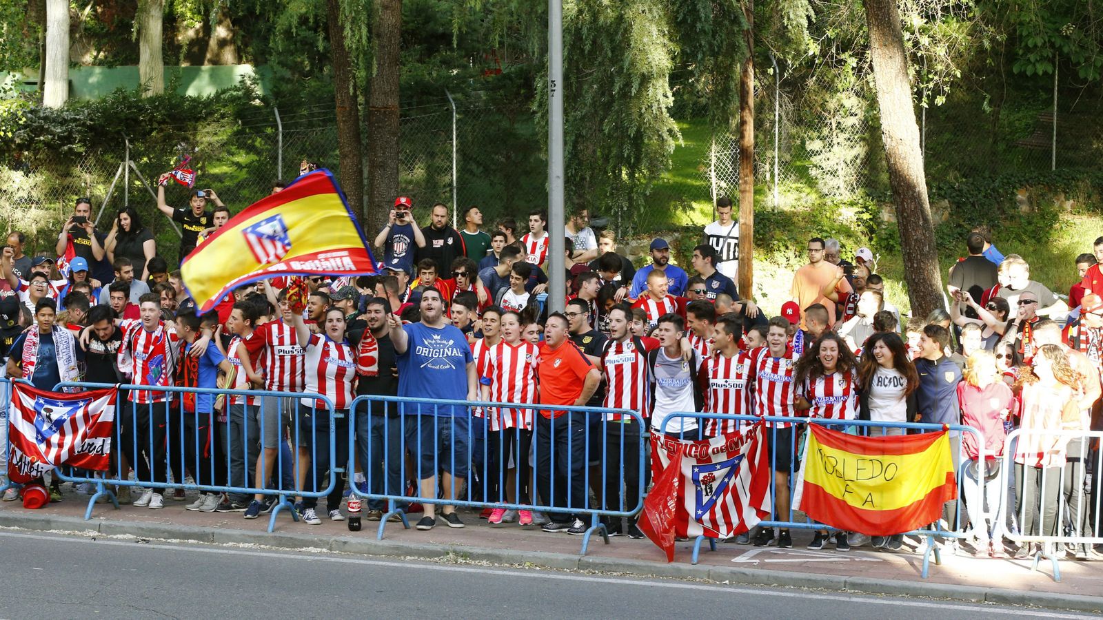 Foto: Aficionados del Atlético delante del hotel de concentración del equipo rojiblanco. (EFE)