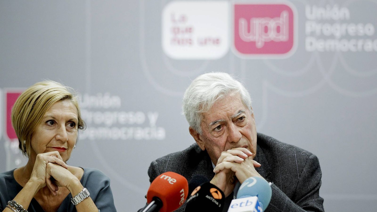 Foto: La líder de UPyD, Rosa Díez, y el premio Nobel de Literatura, Mario Vargas Llosa, en 2012 (EFE)