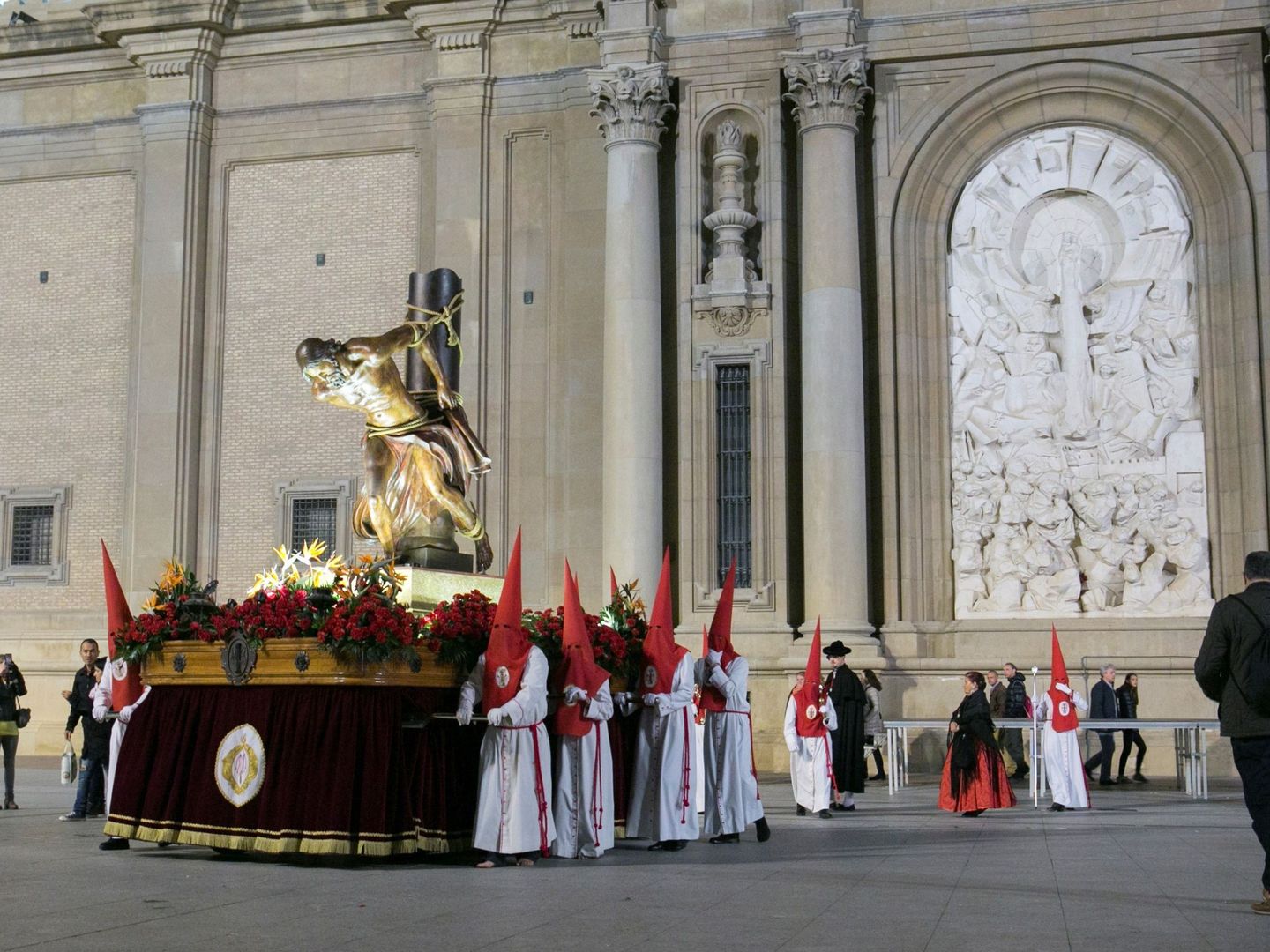 Procesión del Cristo Atado a la Columna en Zaragoza (EFE/Javier Cebollada)