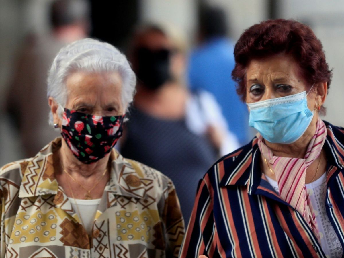 Foto: Mujeres con mascarilla caminan por una calle de Madrid. (EFE/F. Alvarado)