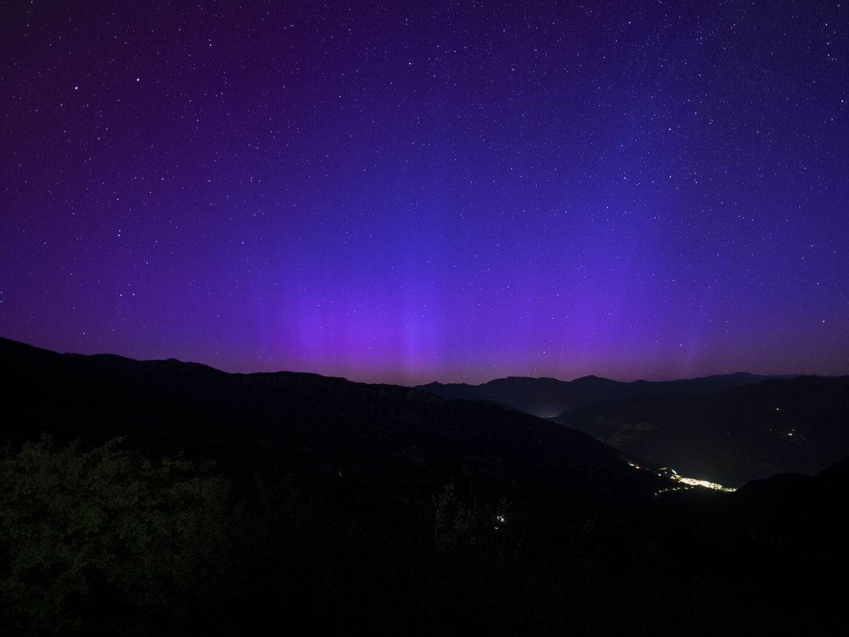 Foto: Aurora boreal en Cataluña, cerca de Barcelona. (Europa Press/Lorena Sopena)