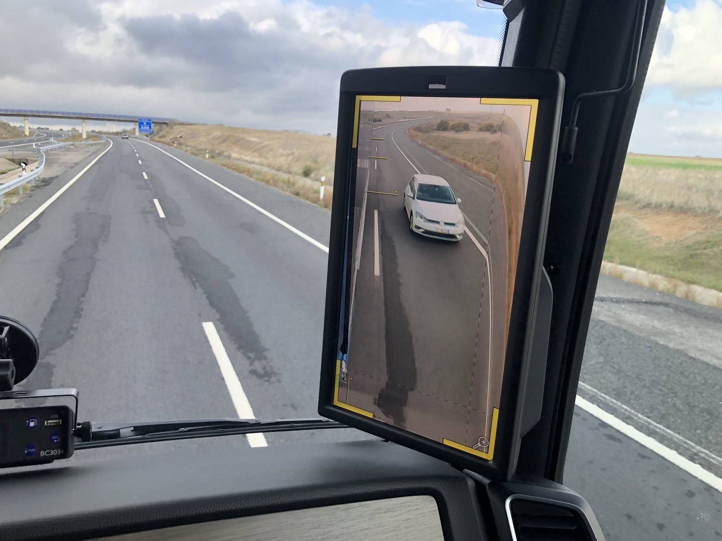 Si cuando aún no hemos rebasado por completo al vehículo intentamos volver a la derecha, la pantalla parpadea.