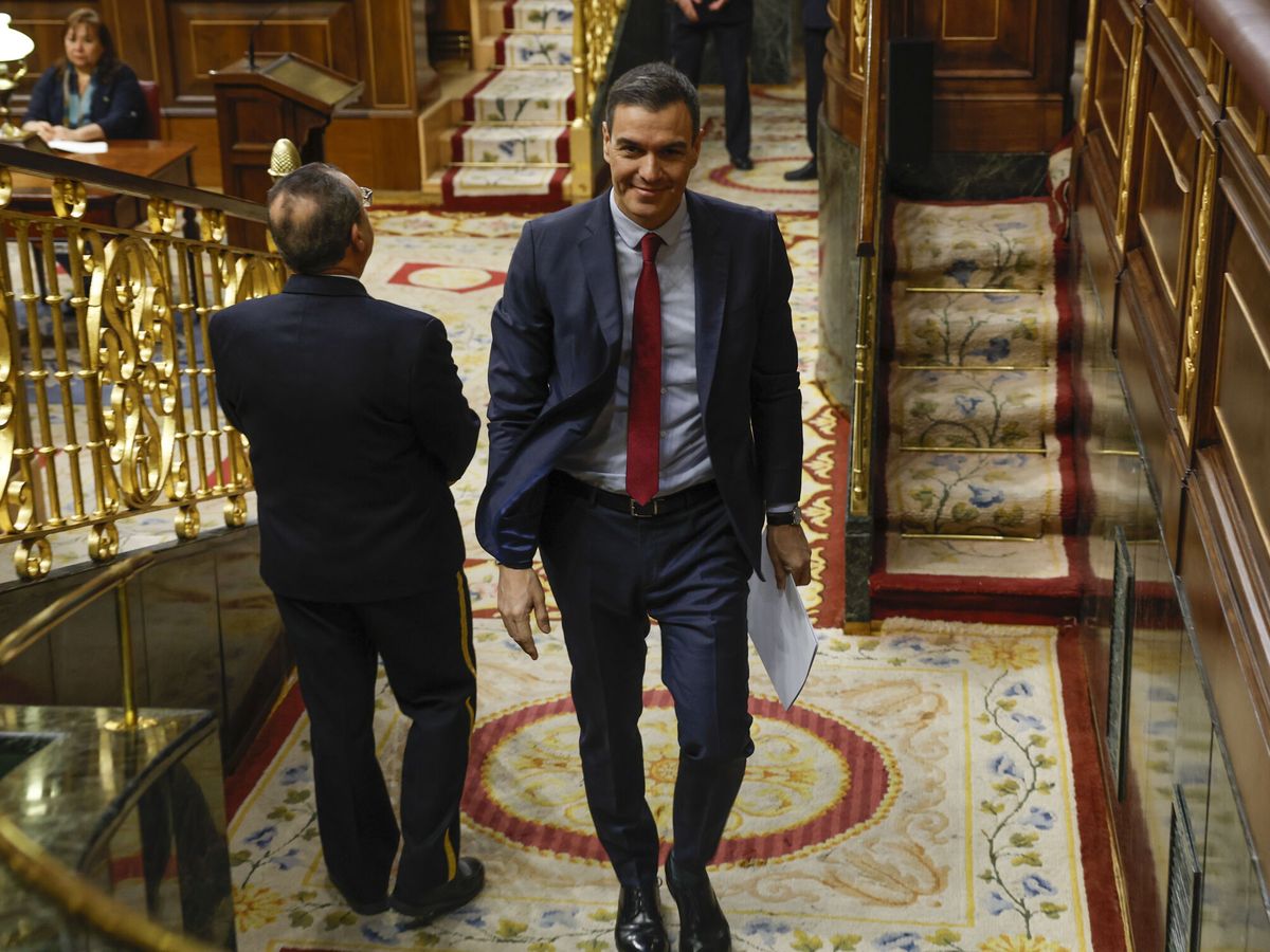 Foto: El presidente del Gobierno, Pedro Sánchez, abandona el hemiciclo del Congreso este miércoles. (EFE/J. J. Guillén)