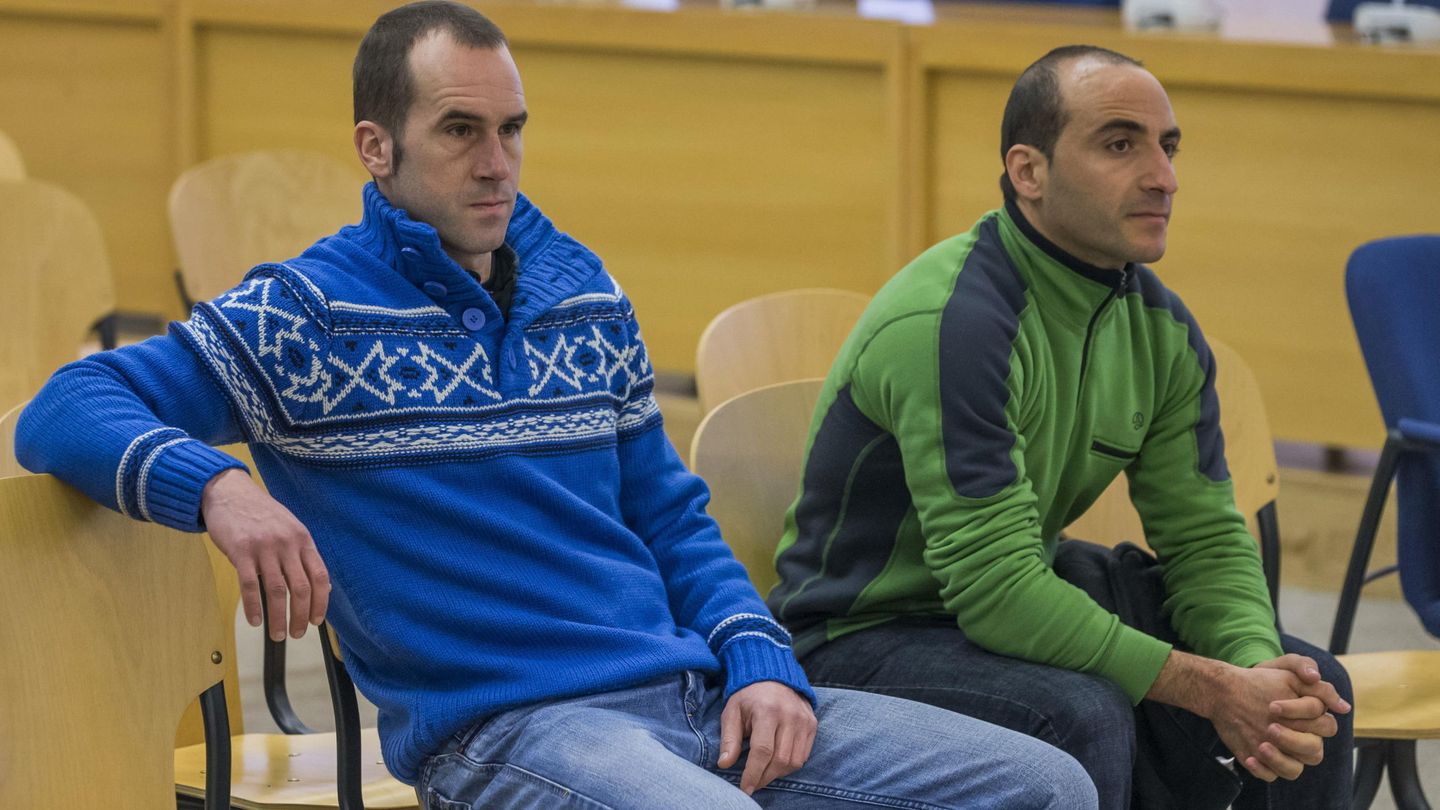 Mikel Garikoitz Aspiazu Rubina, alias Txeroki (i), junto al también miembro de ETA Joseba Anton Araníbar (d), durante otro juicio celebrado en la Audiencia Nacional. (EFE)