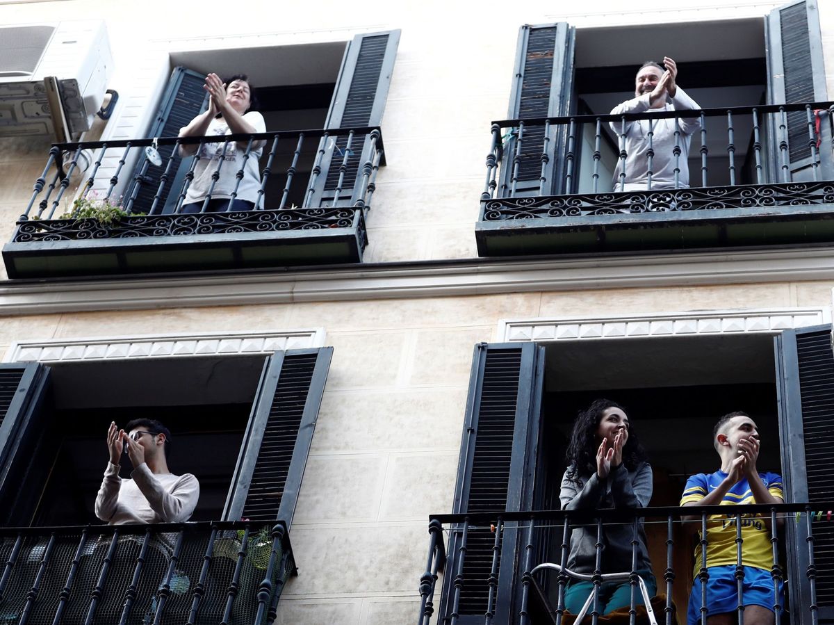 Foto: Vecinos del madrileño barrio de Lavapiés aplauden desde sus balcones. (EFE)