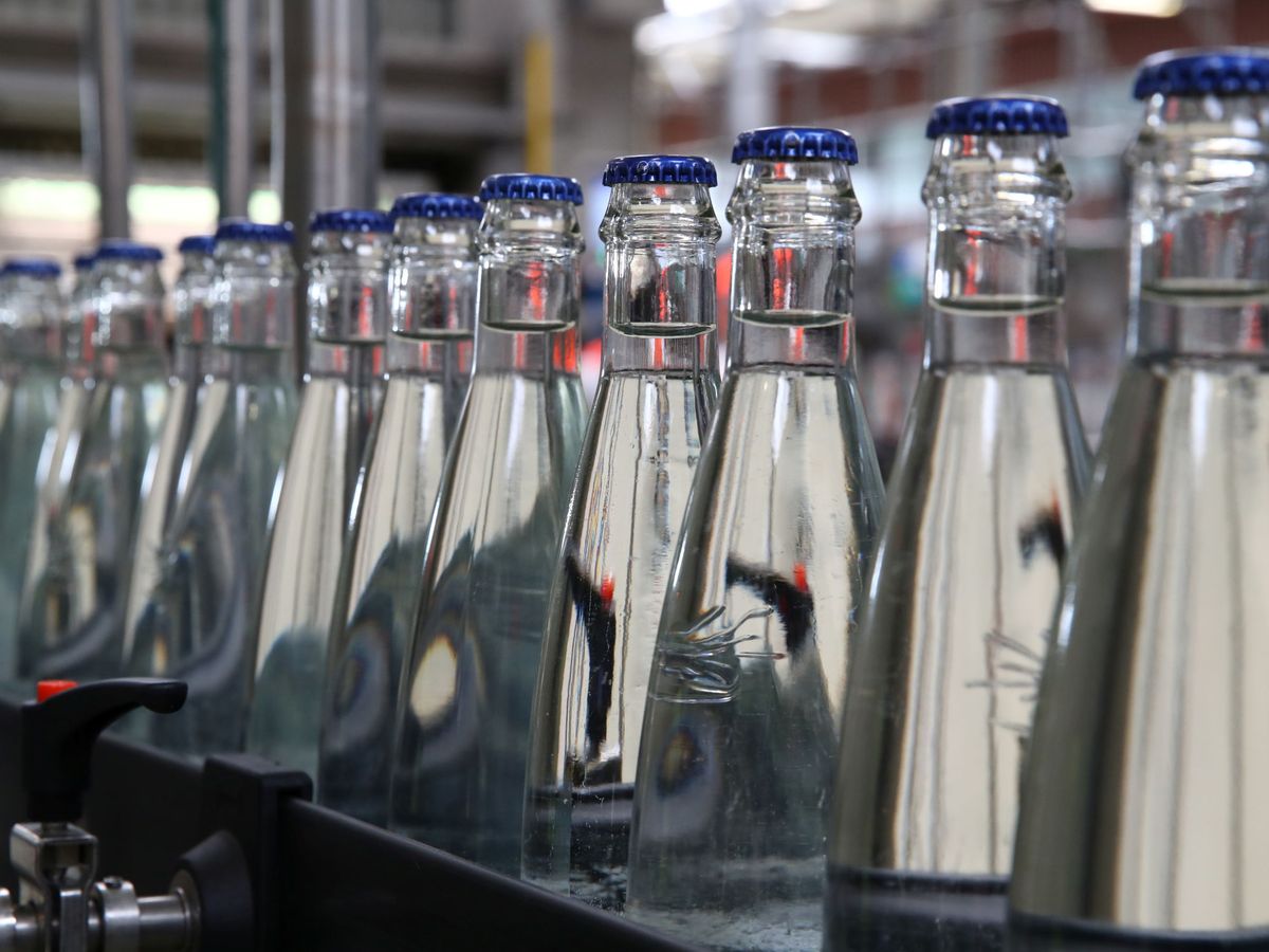 Foto: Botellas de agua en una planta de Nestlé