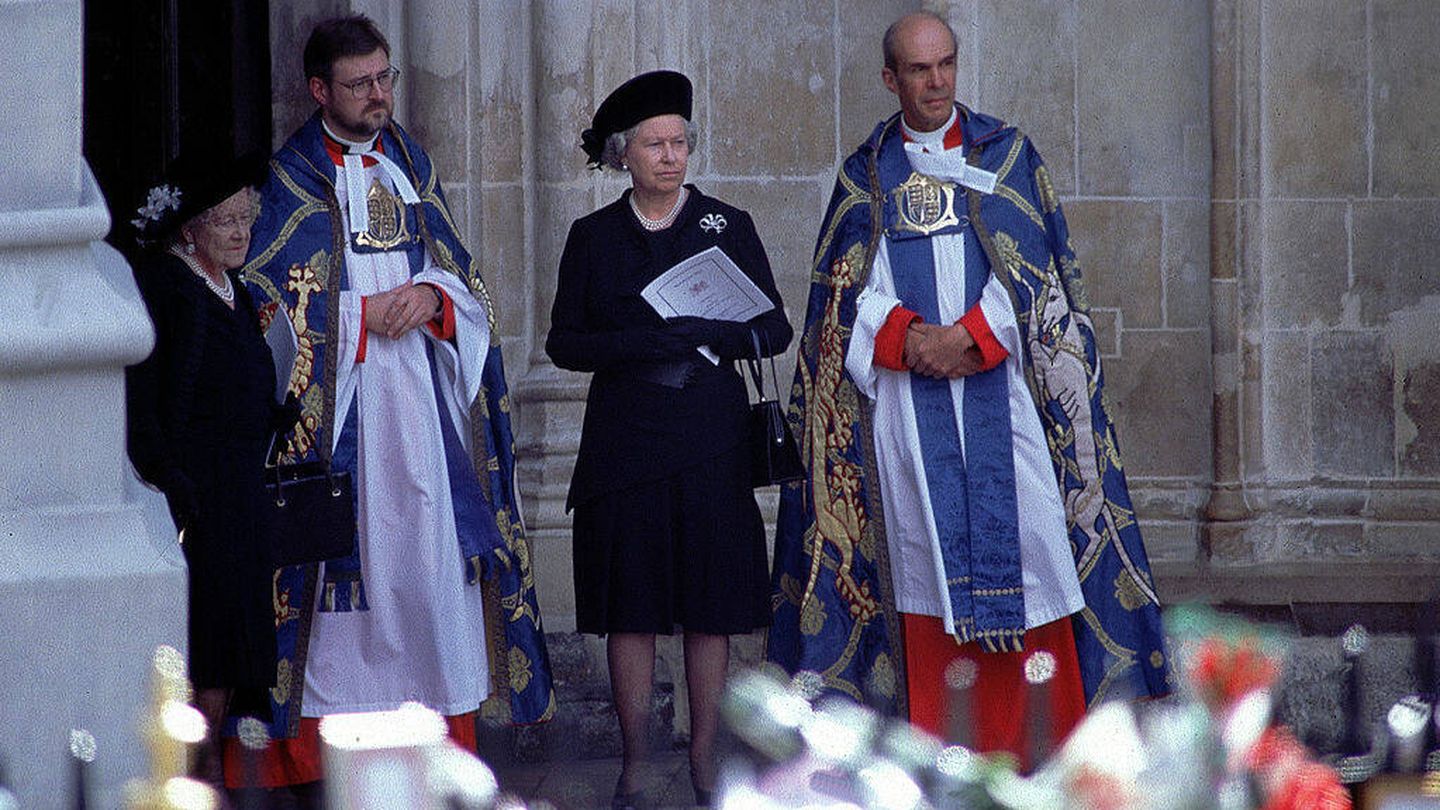 Isabel II y la Reina Madre en el funeral de Diana de Gales. (Getty)