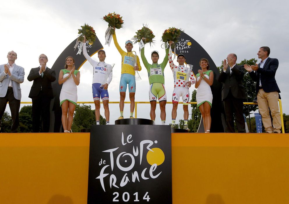 Foto: Así celebraron los grandes vencedores del Tour de Francia su éxito en el podio de París.