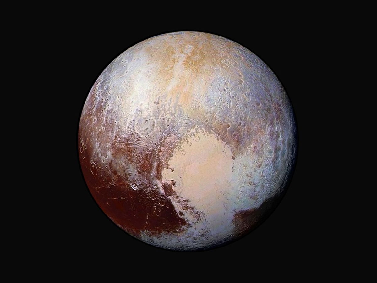 Foto: El planeta enano Plutón, a 450.000 km de distancia, con sus colores mejorados  Foto: EFE NASA