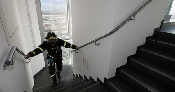 Foto: Un bombero pasando la prueba de ascenso de escaleras
