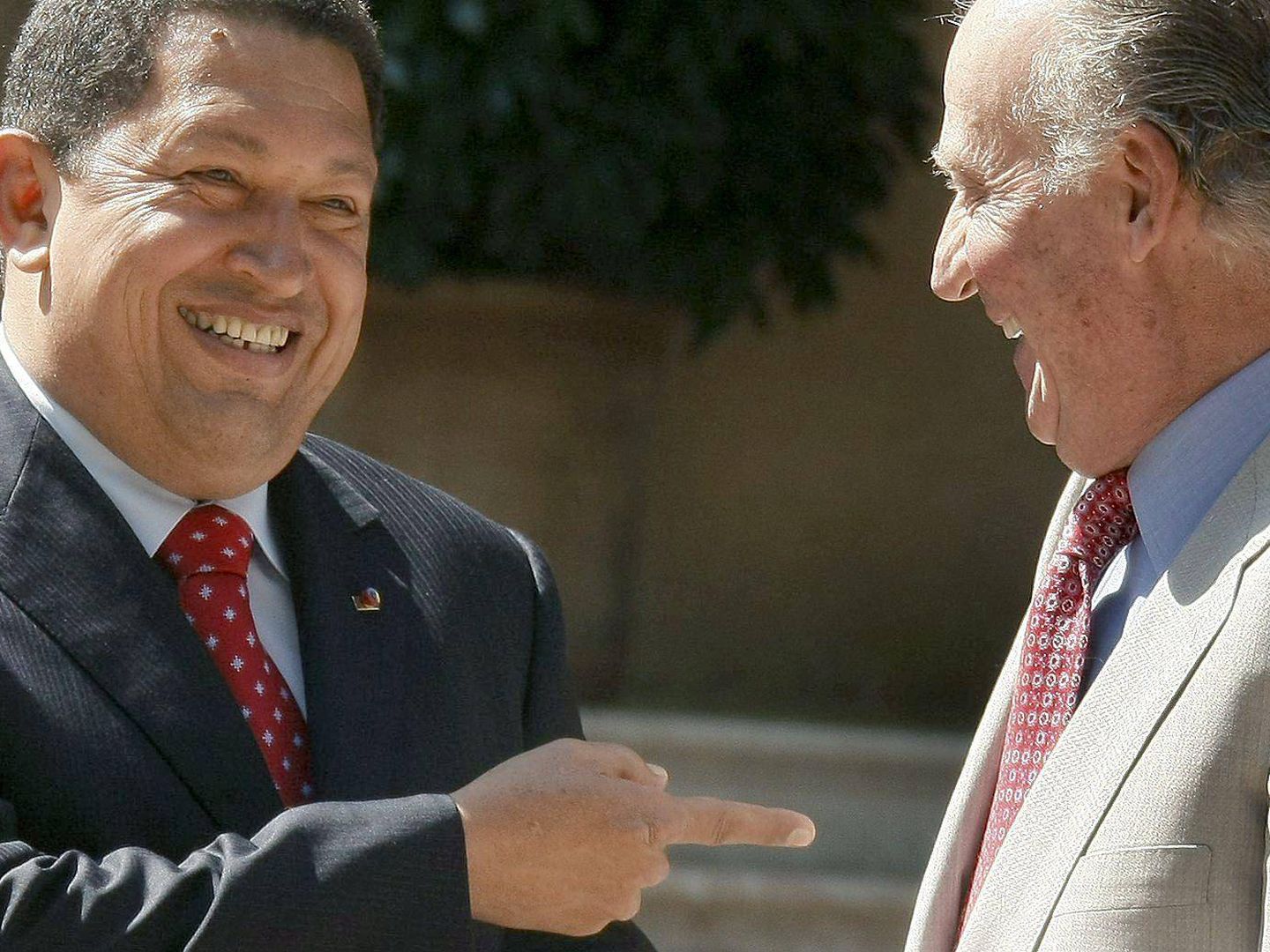 El rey Juan Carlos y el presidente de presidente venezolano, Hugo Chávez, en una imagen de archivo. (EFE)