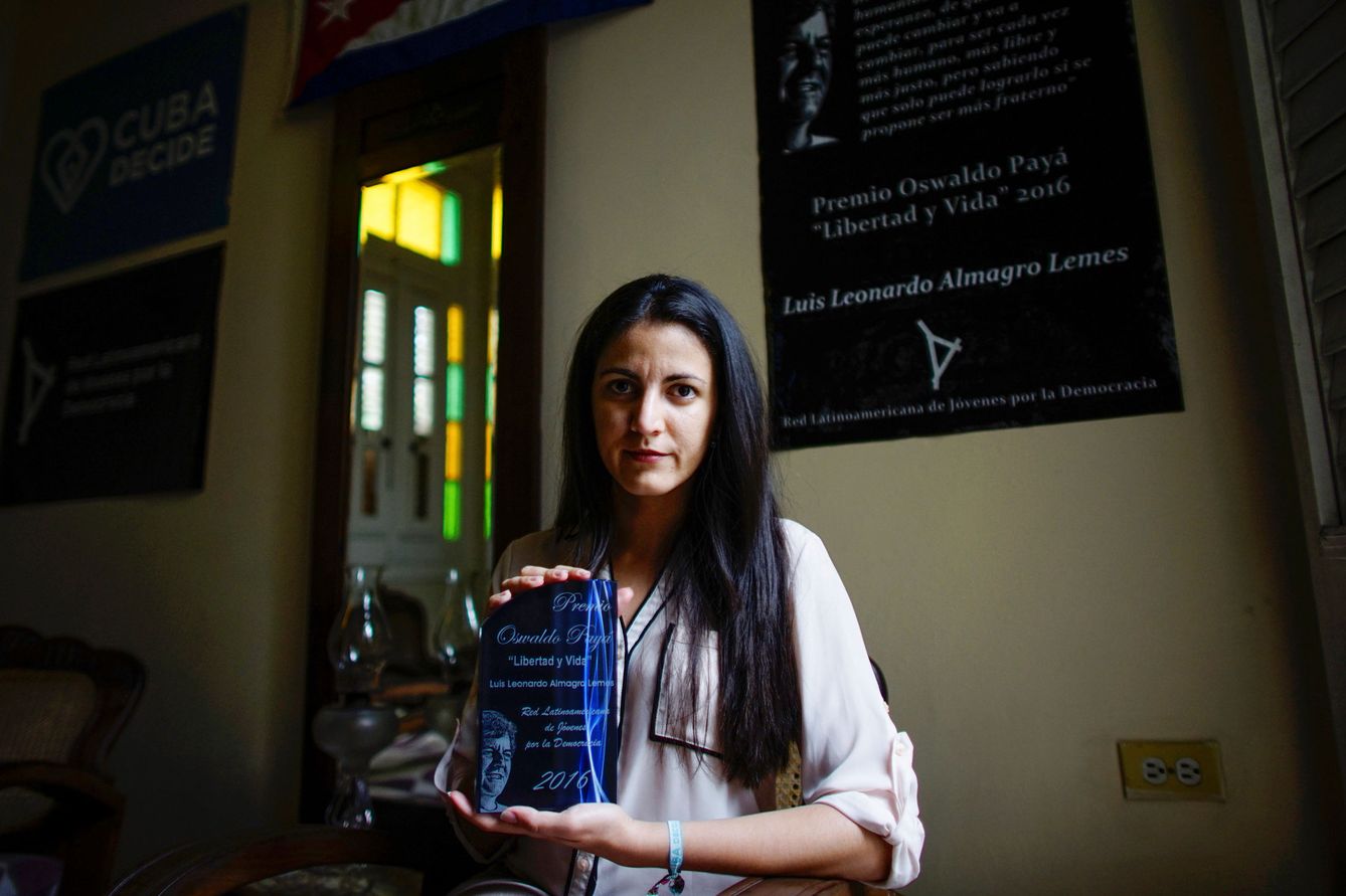 Rosa María Payá sostiene el premio nombrado en honor de su padre, en La Habana, el 22 de febrero de 2017. (Reuters)