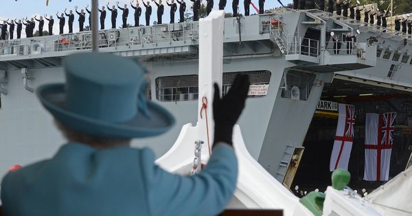 Foto: La reina Isabel II saluda a los marineros del HMS Bulwark. (Reuters)