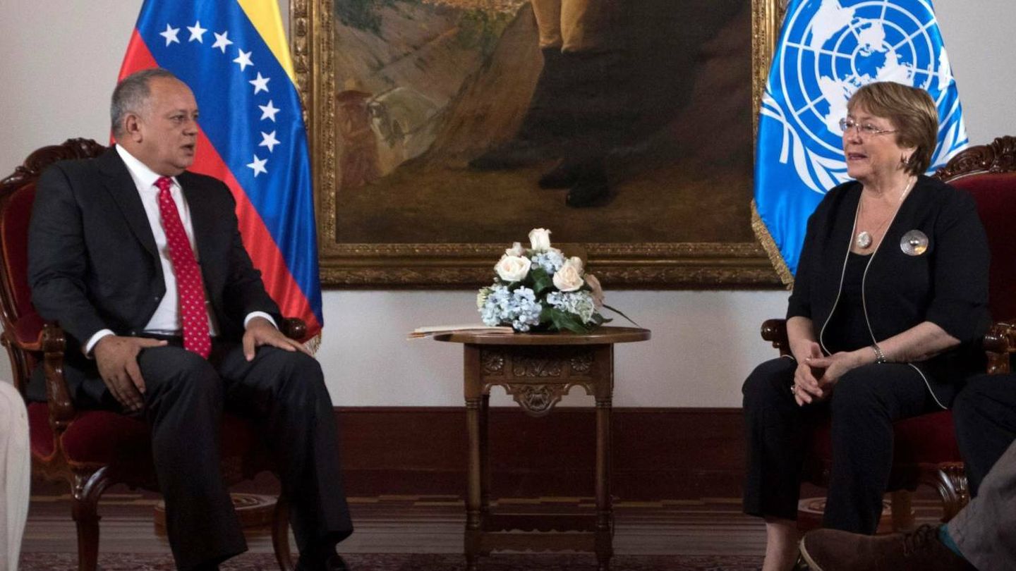 Diosdado Cabello, número dos del Gobierno, junto a Michelle Bachelet. Cabello trabaja en la sombra por una transición ordenada en Venezuela.(EFE)