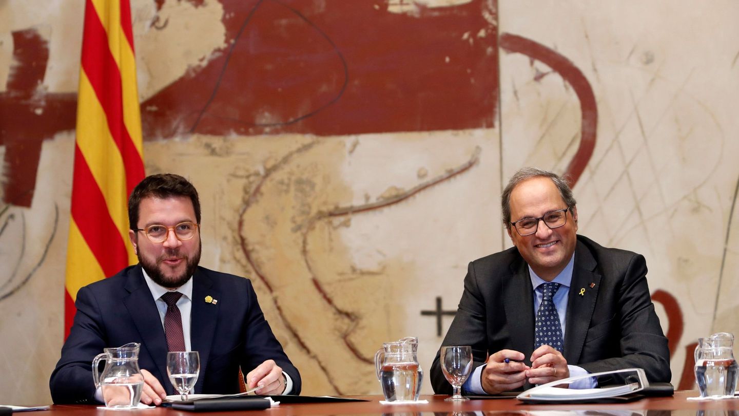 El presidente de la Generalitat, Quim Torra, junto a su vicepresidente, Pere Aragonés, durante la reunión semanal del Govern. (EFE)