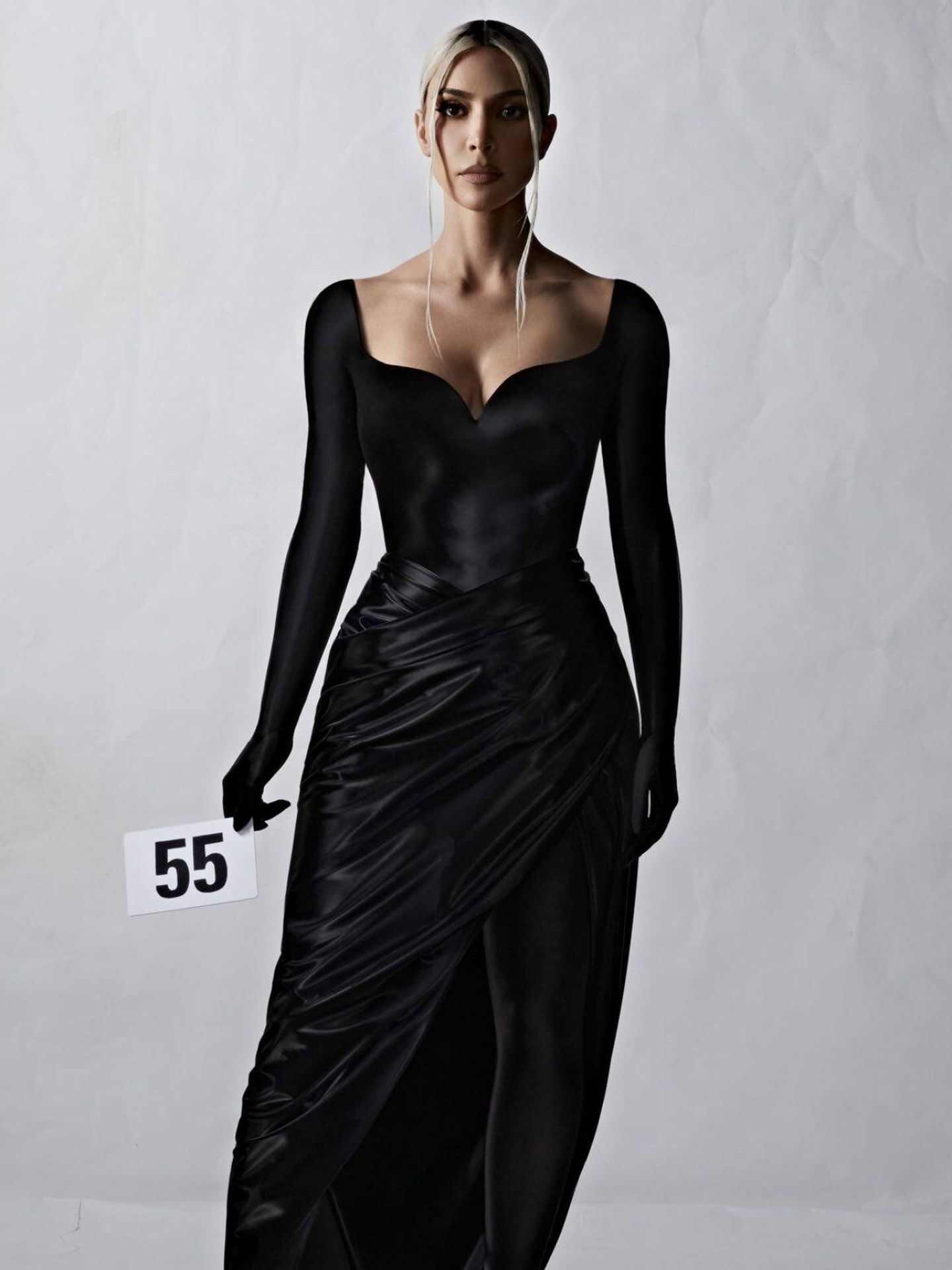 Kim Kardhasian luce un modelo de la última colección de Balenciaga. (Instagram @balenciaga)