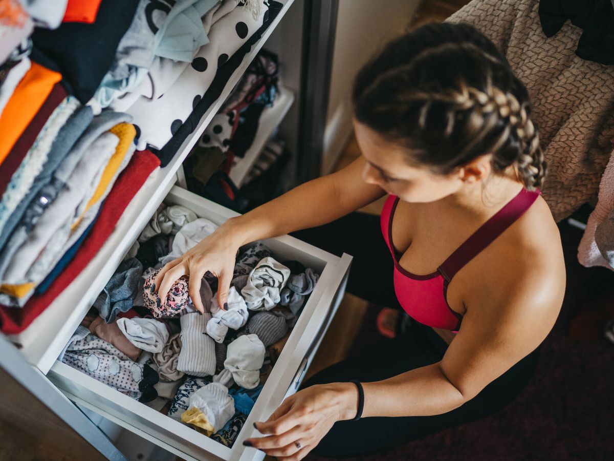 Foto: Cómo organizar el armario según la ropa que usas y que dure ordenado (Fuente: iStock)