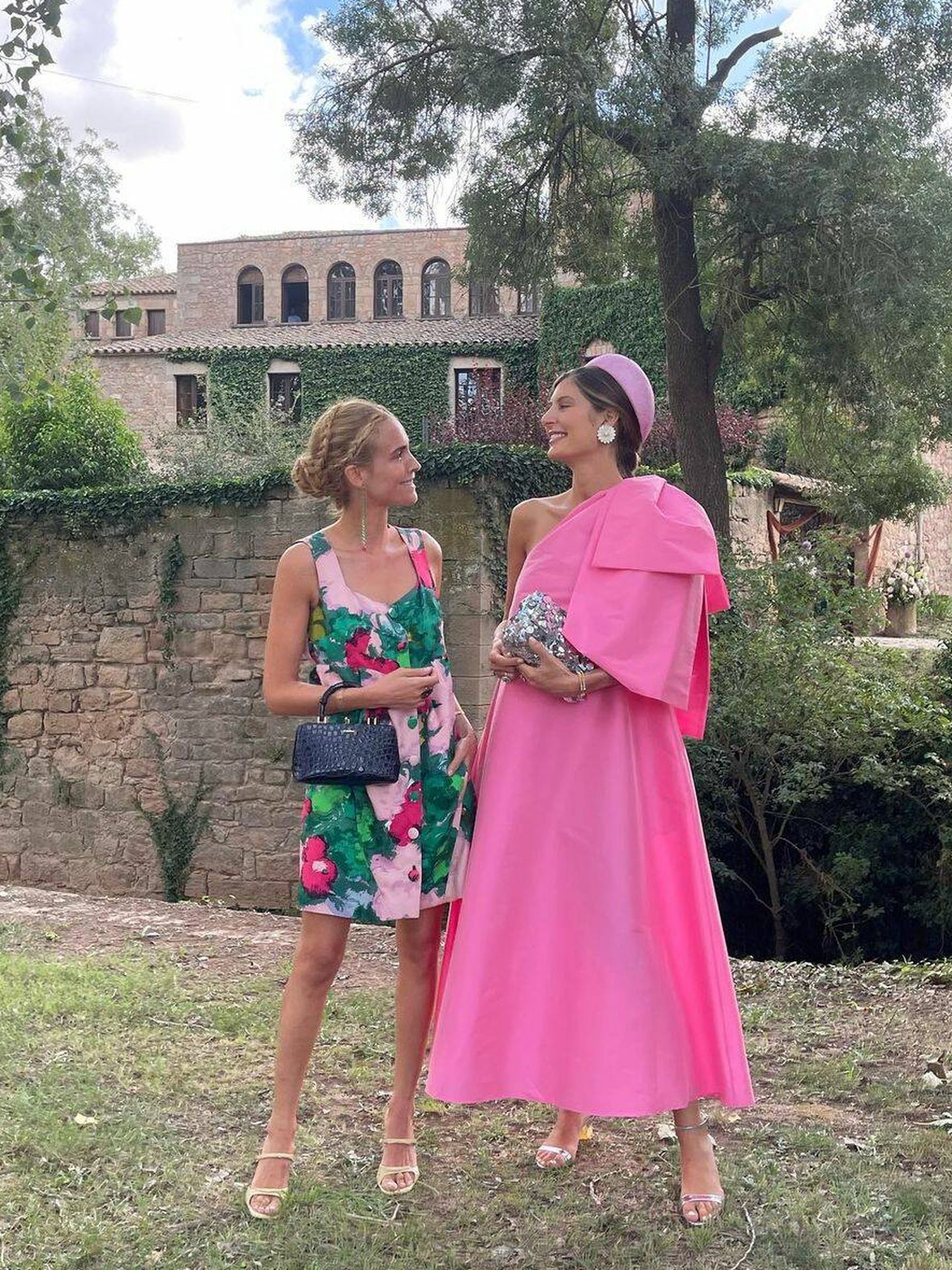 Blanca Miró y María de la Orden, en la boda de Georgina Millet. (Instagram/@blancamiro)
