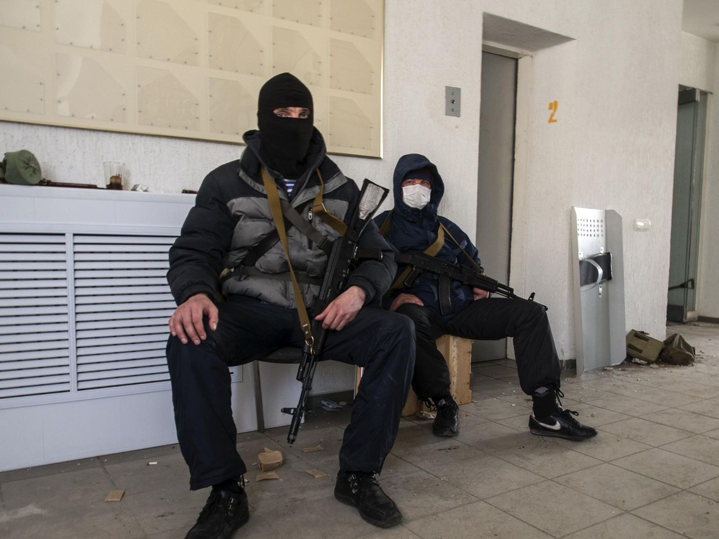 Hombres armados prorrusos tras tomar la sede de la seguridad en Luhansk (Reuters).