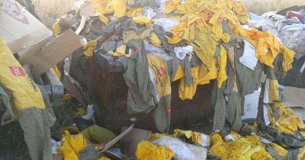 Foto: Trajes tirados en un contenedor en Buitrago de Lozoya.