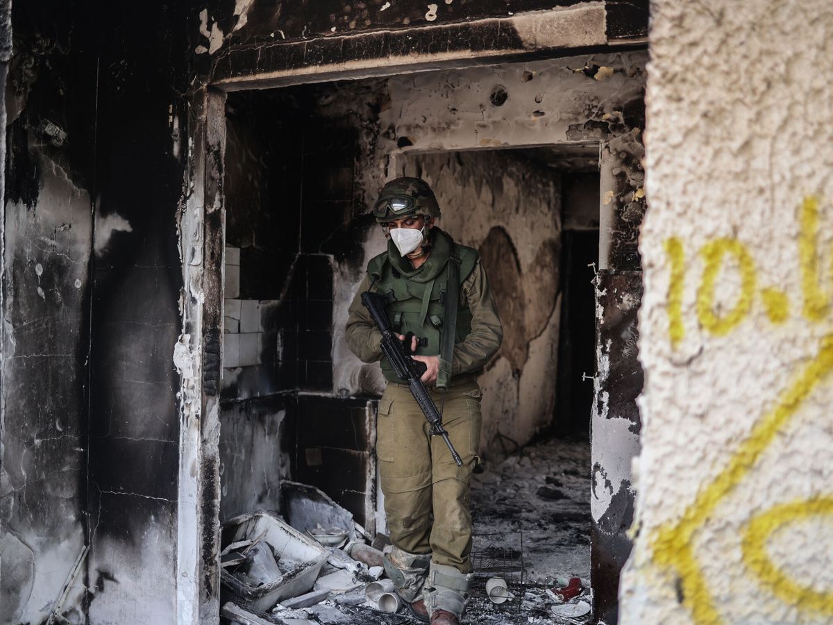 Foto: Un soldado israelí en el kibutz de Kfar Aza. Ilia Yefimovich /EUROPA PRESS