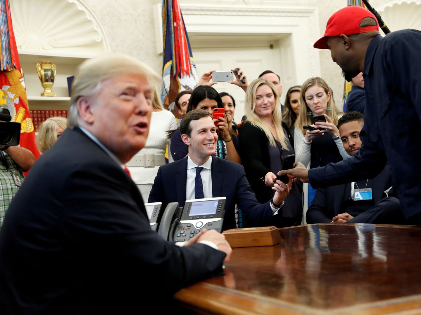 West, reunido con Donald Trump y el yerno de este, Jared Kushner, en la Casa Blanca, en 2018. (EFE)