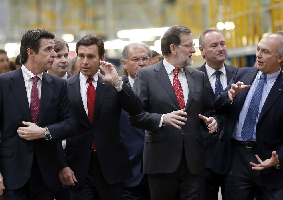 Foto:  El presidente del Gobierno español Mariano Rajoy (2dch), acompañado por el presidente mundial de Ford, Mark Fields (2 izq) (Efe)