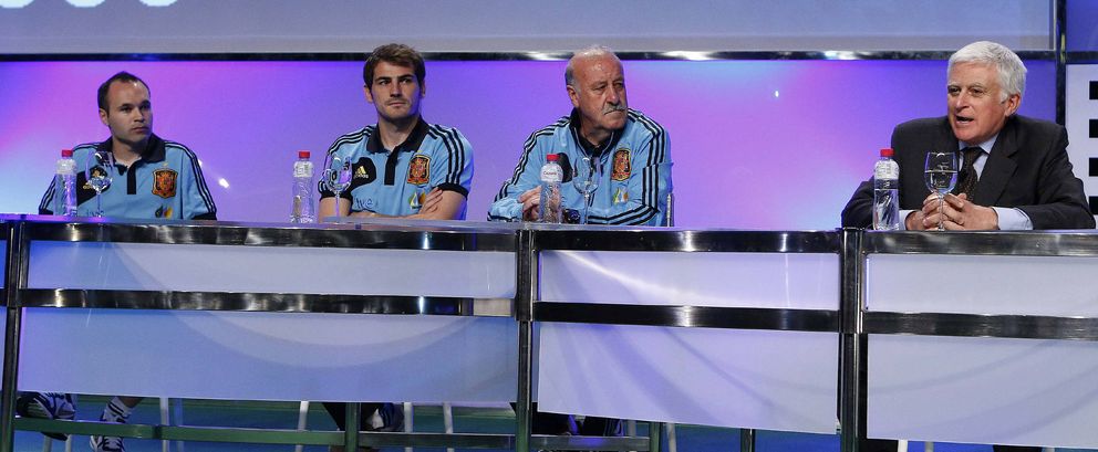 Vasile con la selección en la presentación de la cobertura de la Eurocopa. (Efe)