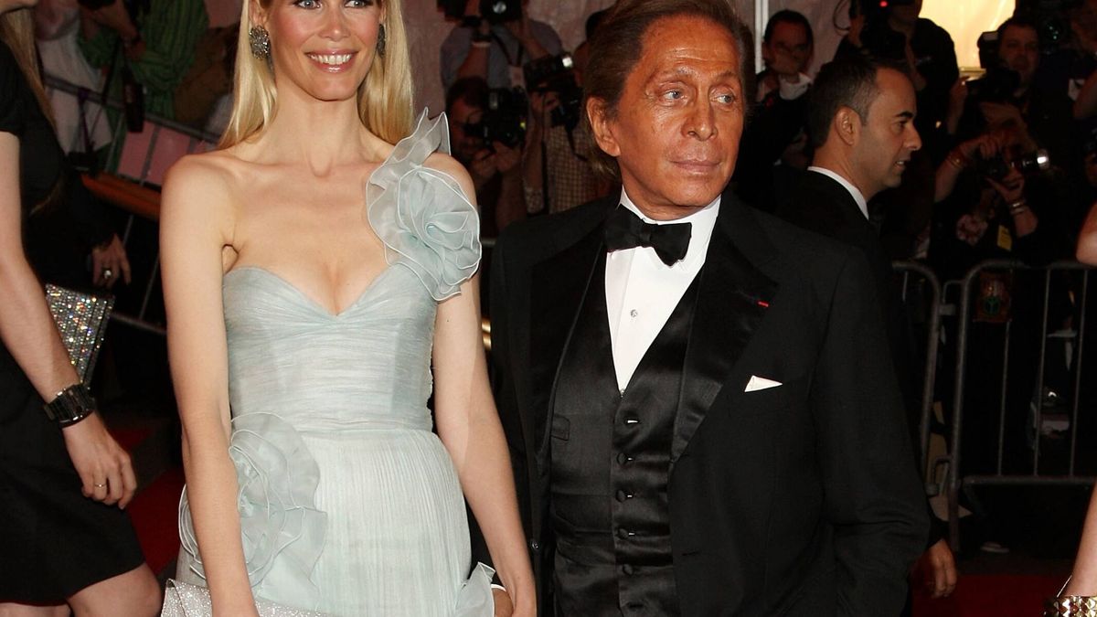 Valentino recuerda la boda de Claudia Schiffer en 2002: así fue su vestido de novia
