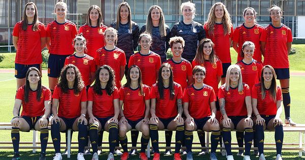 Foto: Las jugadoras de la Selección, en la fotografía oficial. (SeFútbol)