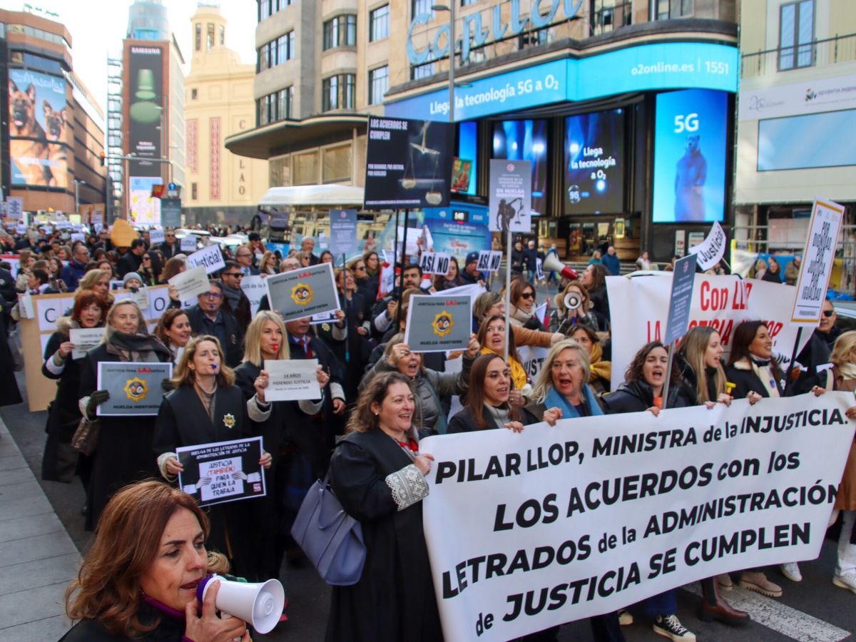 Foto: Cientos de LAJ durante el primer día de huelga el pasado 24 de enero. (Mercedes Ortuño Lizarán/EFE)