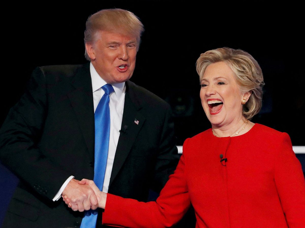 Foto: Trump, junto a Clinton, en 2016. (Reuters/Mike Segar)