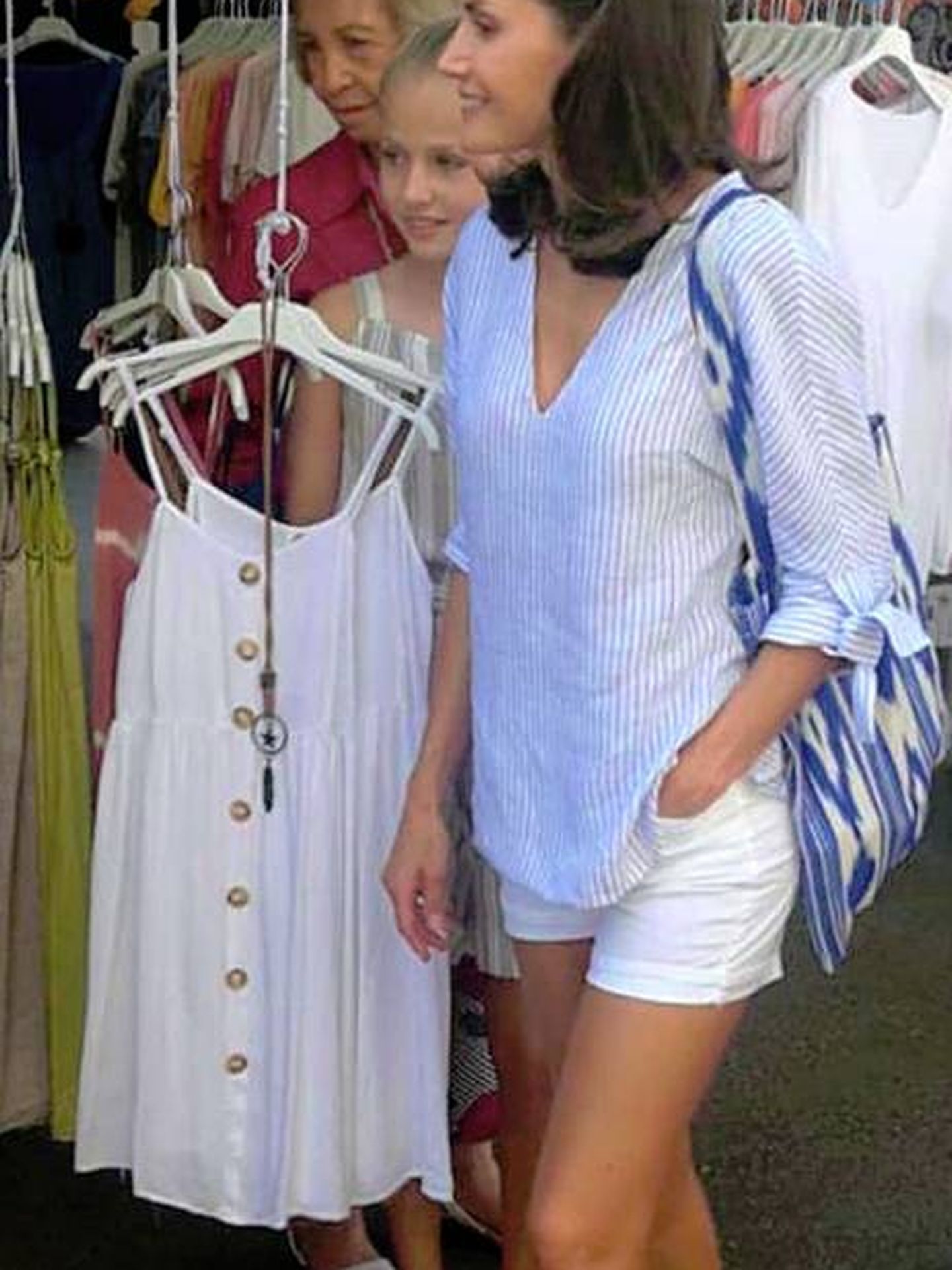 Letizia, sus hijas y la reina Sofía mirando los puestos del mercadillo. (Diario de Mallorca)