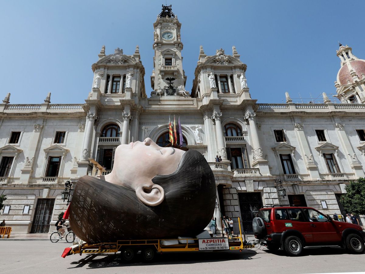 Foto: La cabeza de 'la meditadora', falla diseñada por Escif, llega a la plaza del Ayuntamiento de Valencia. (EFE/Juan Carlos Cárdenas)