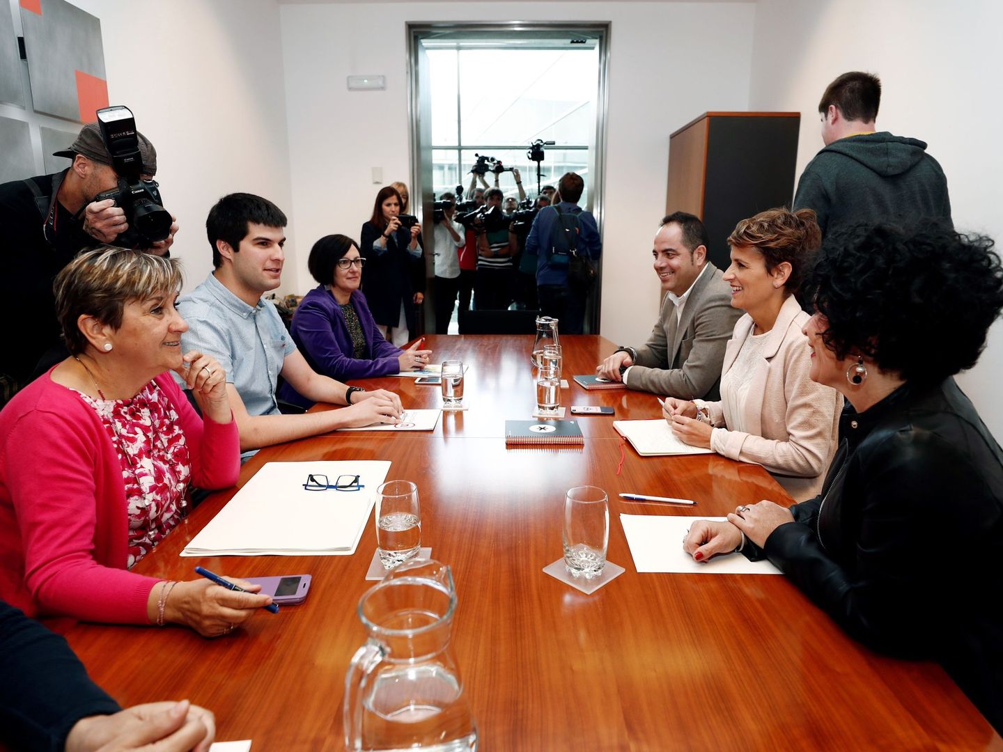 Reunión de las delegaciones de I-E (a la izquierda) y el PSN, con María Chivite en el centro a la derecha, este viernes en el Parlamento de Navarra. (EFE)