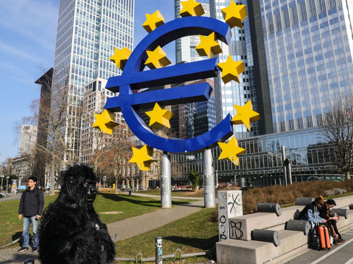 Foto: Escultura del euro en fráncfort (EFE)
