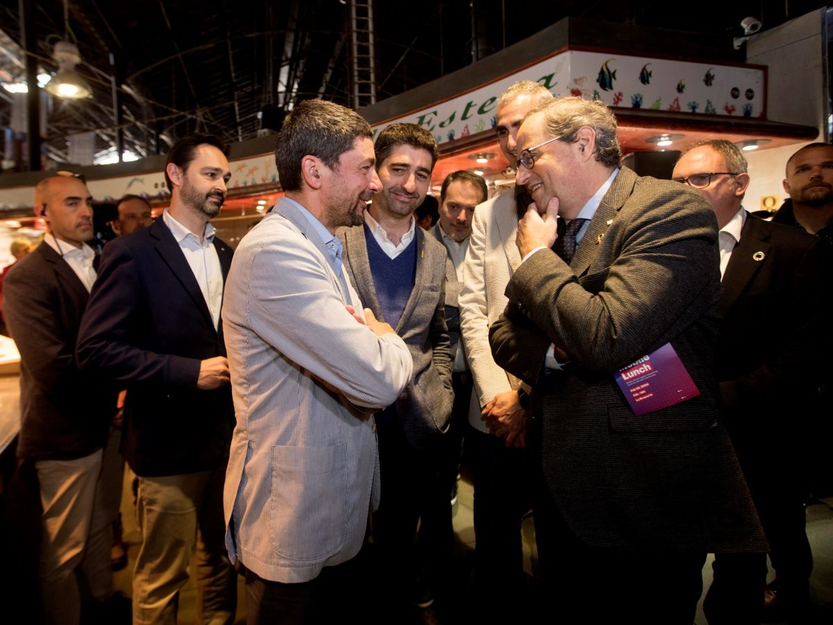 Foto: El presidente de la Generalitat, Quim Torra (d), saluda al presidente de la Cambra de Barcelona, Joan Canadell (i), momentos antes de presidir la inauguración del Mobile Networking Lunch. (EFE)