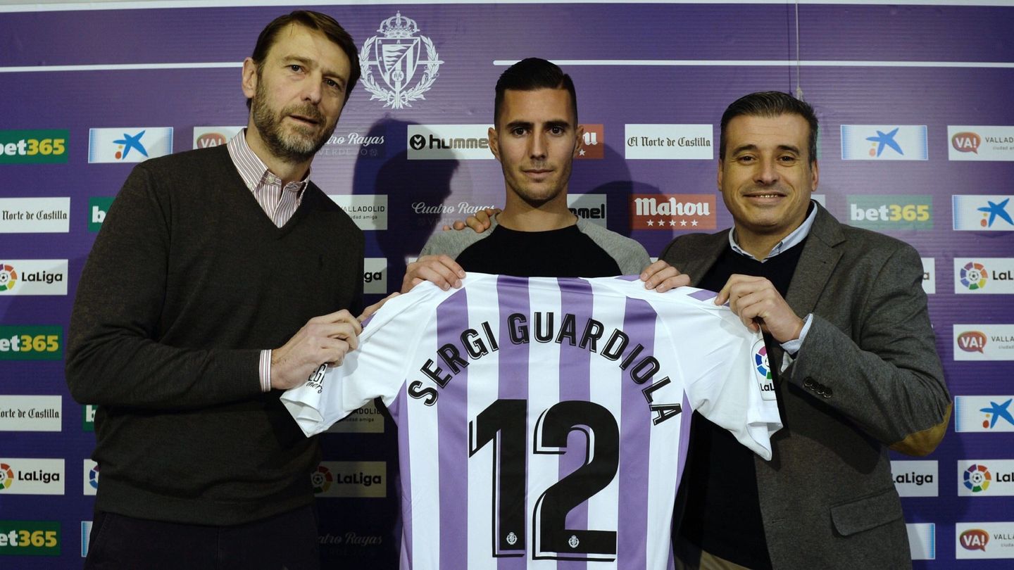 Sergi Guardiola (c), junto con el director deportivo del Real Valladolid, Miguel Ángel Gómez (d). (EFE)