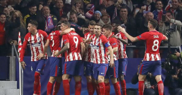 Foto: Los jugadores del Atlético celebran uno de sus goles ante la Roma. (EFE)