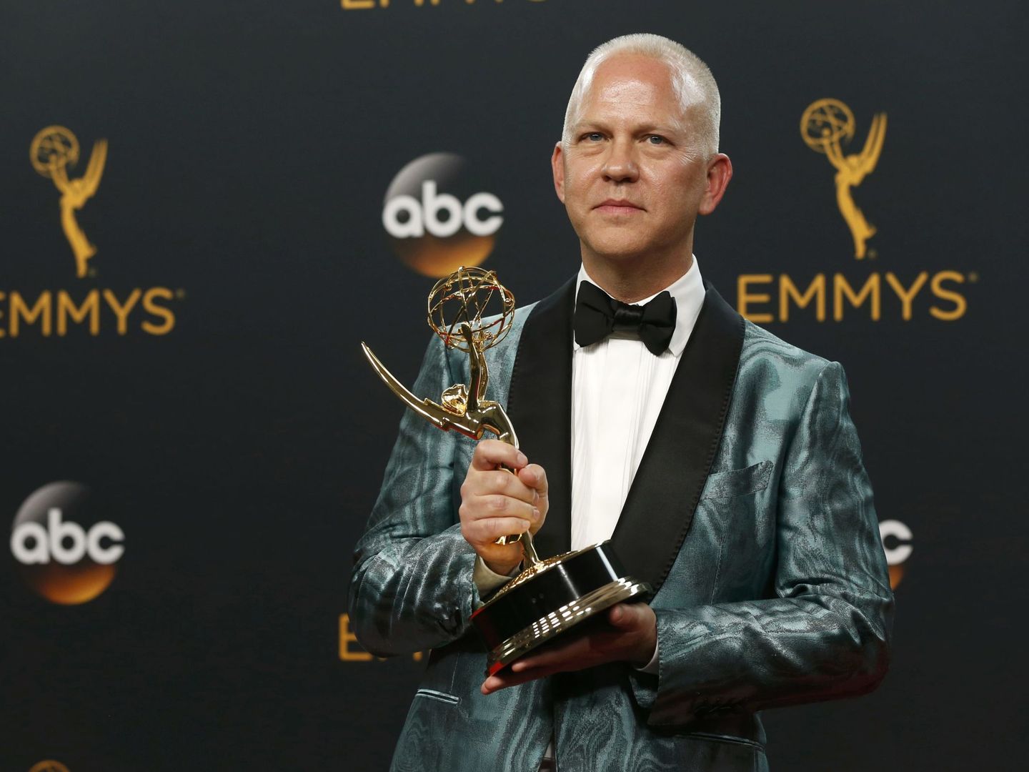 Ryan Murphy posa con el Emmy a la mejor miniserie por 'The People v. O.J. Simpson: American Crime Story'. (Reuters)